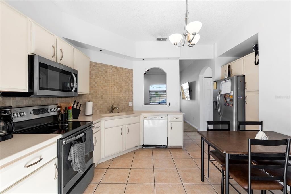 En Venta: $329,000 (3 camas, 2 baños, 1214 Pies cuadrados)