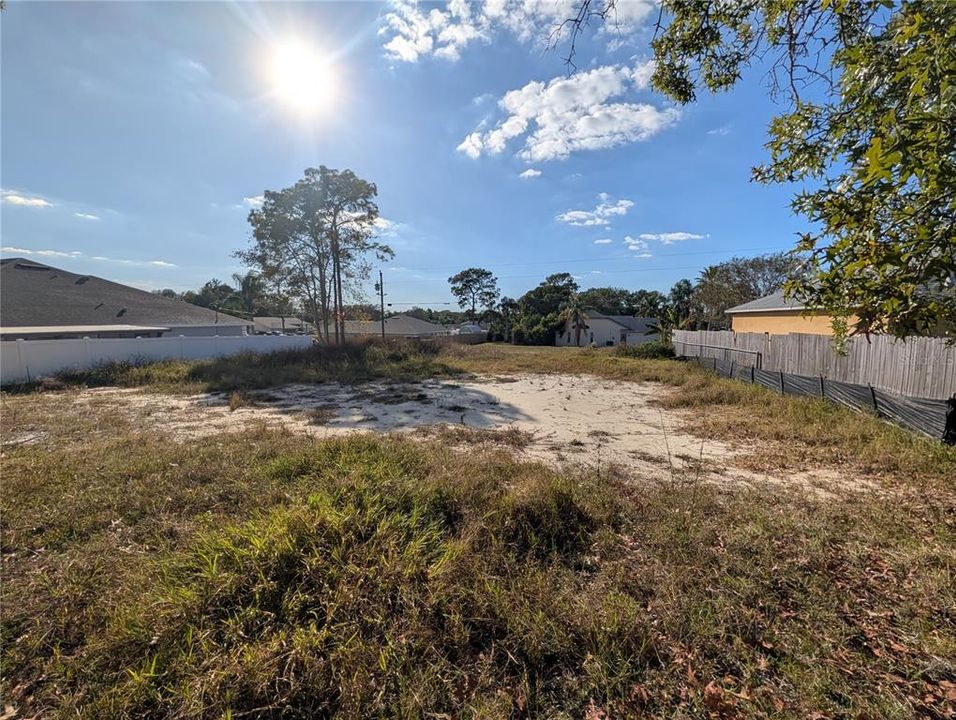 合同活跃: $75,000 (0.23 acres)