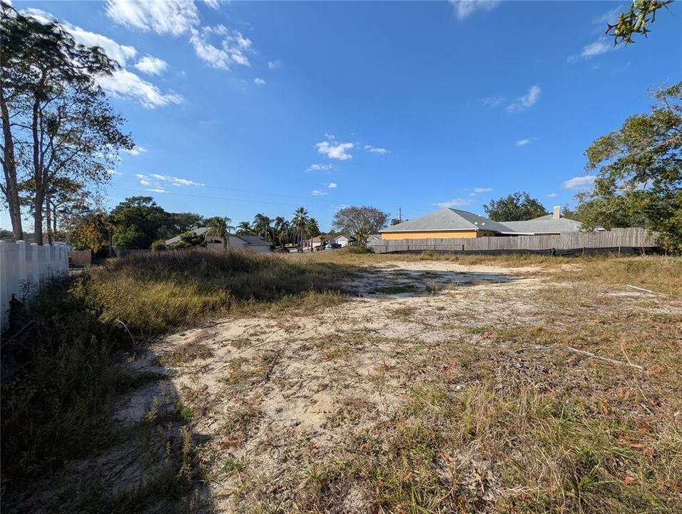 合同活跃: $75,000 (0.23 acres)