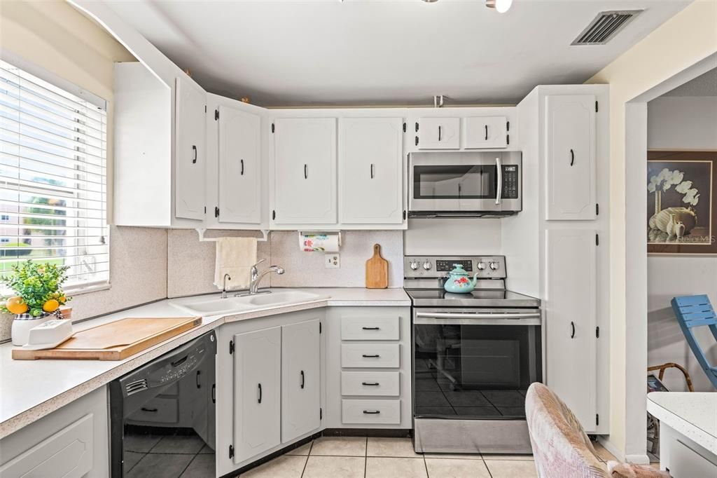 For Sale: $219,500 (2 beds, 2 baths, 1150 Square Feet)