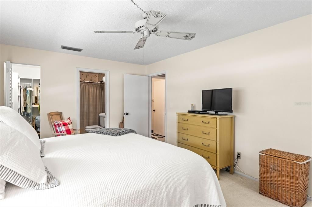 For Sale: $219,500 (2 beds, 2 baths, 1150 Square Feet)