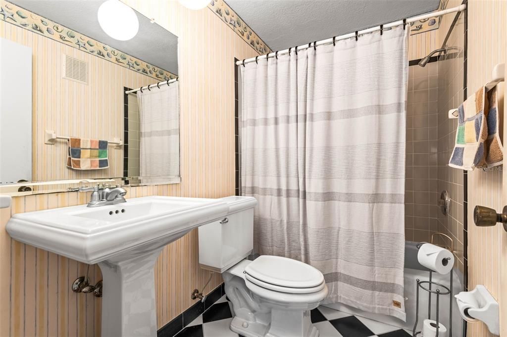 For Sale: $219,500 (2 beds, 2 baths, 1150 Square Feet)