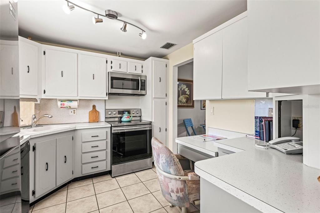 For Sale: $219,500 (2 beds, 2 baths, 1150 Square Feet)