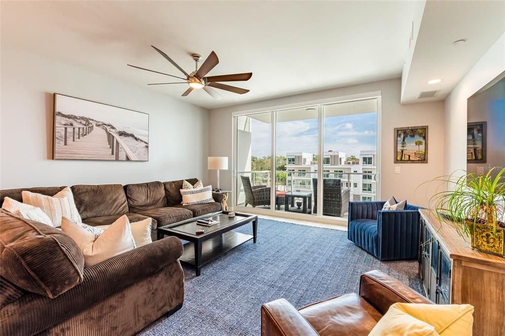 待售: $899,999 (2 贝兹, 2 浴室, 2003 平方英尺)