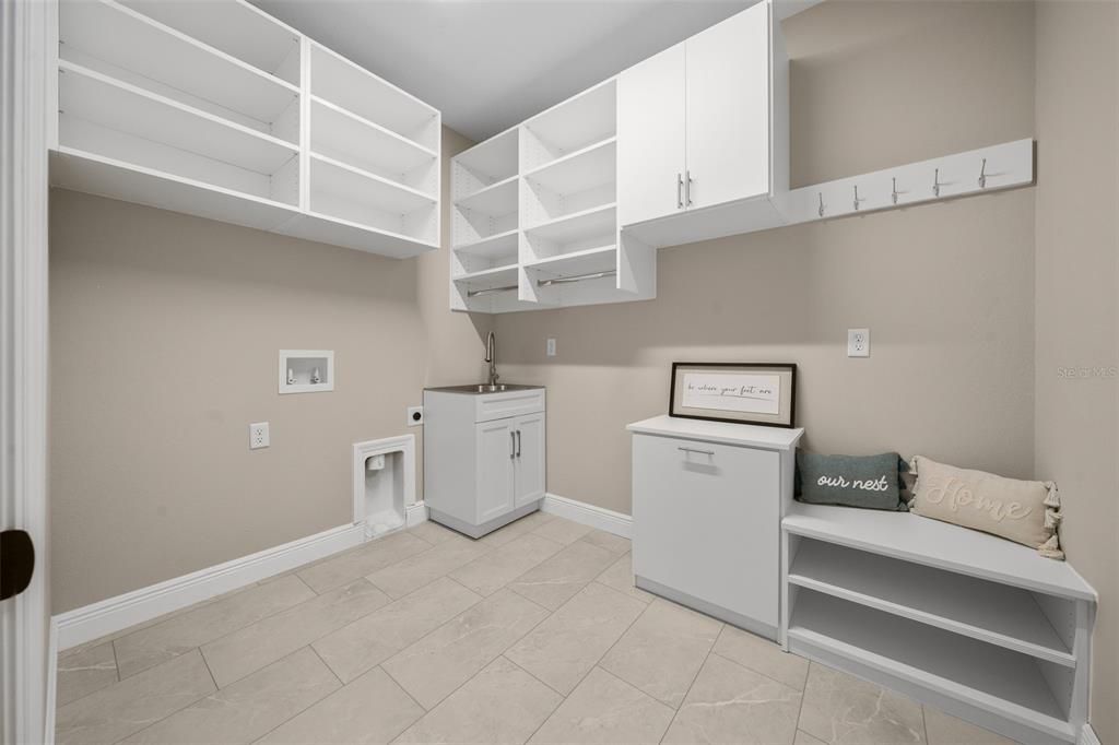 Activo con contrato: $649,000 (4 camas, 2 baños, 2439 Pies cuadrados)