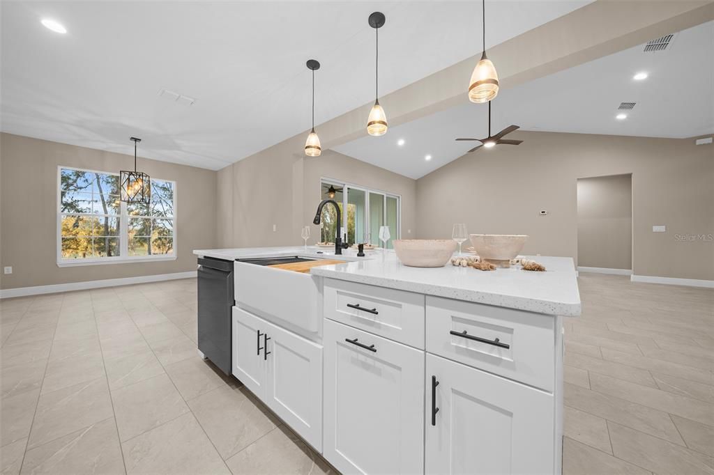 Activo con contrato: $649,000 (4 camas, 2 baños, 2439 Pies cuadrados)