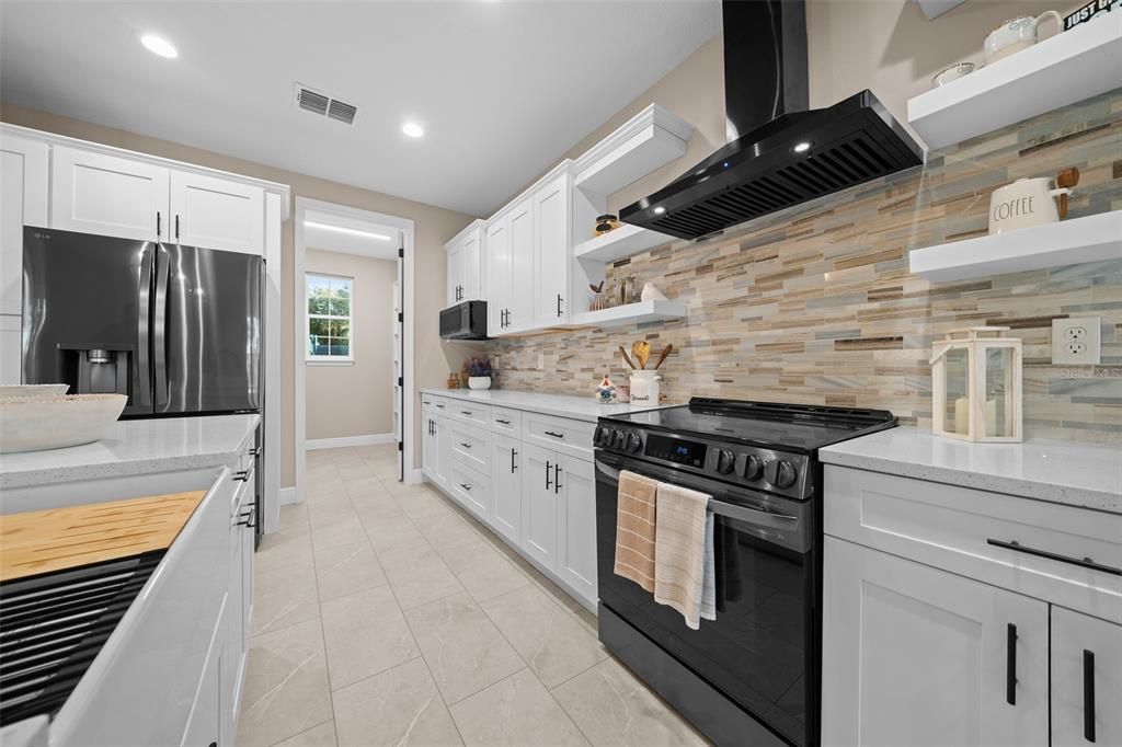 Activo con contrato: $649,000 (4 camas, 2 baños, 2439 Pies cuadrados)