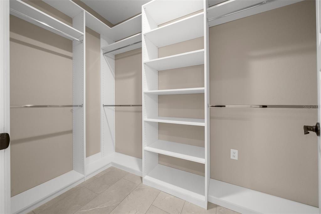 Activo con contrato: $649,000 (4 camas, 2 baños, 2439 Pies cuadrados)