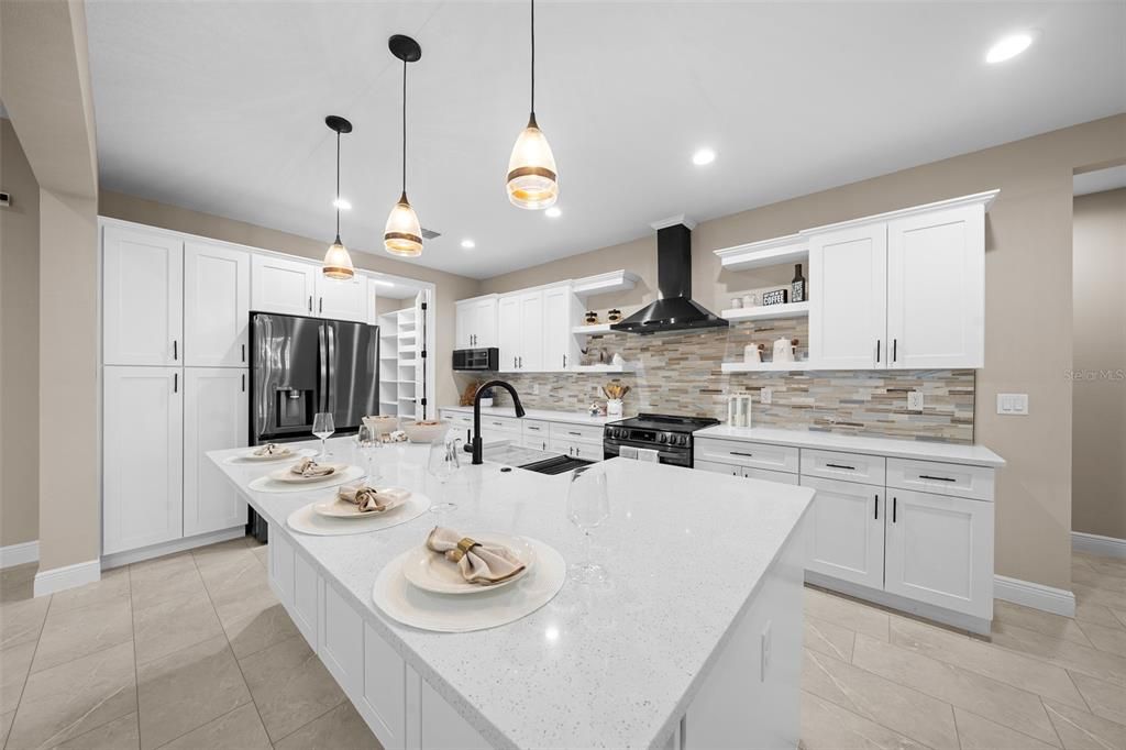 Activo con contrato: $649,000 (4 camas, 2 baños, 2439 Pies cuadrados)