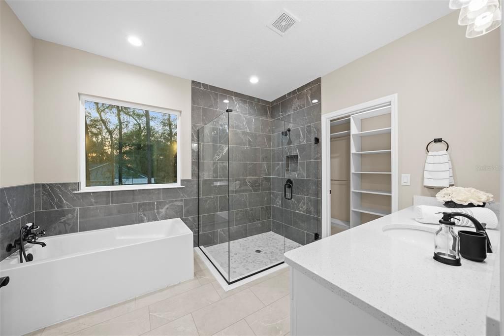 Activo con contrato: $649,000 (4 camas, 2 baños, 2439 Pies cuadrados)