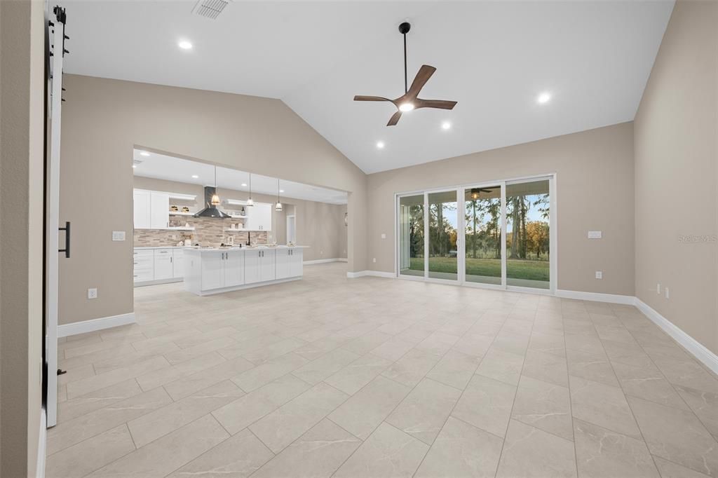 Activo con contrato: $649,000 (4 camas, 2 baños, 2439 Pies cuadrados)