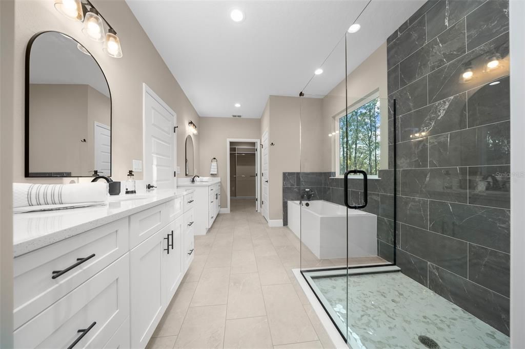 Activo con contrato: $649,000 (4 camas, 2 baños, 2439 Pies cuadrados)