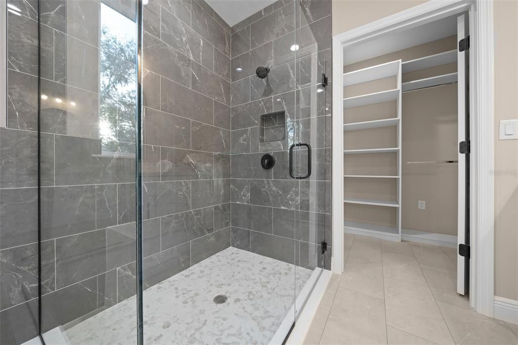 Activo con contrato: $649,000 (4 camas, 2 baños, 2439 Pies cuadrados)