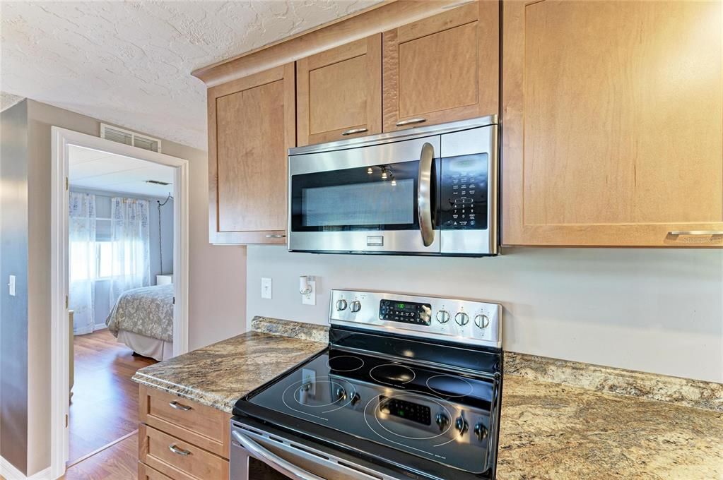 合同活跃: $189,700 (2 贝兹, 2 浴室, 1056 平方英尺)