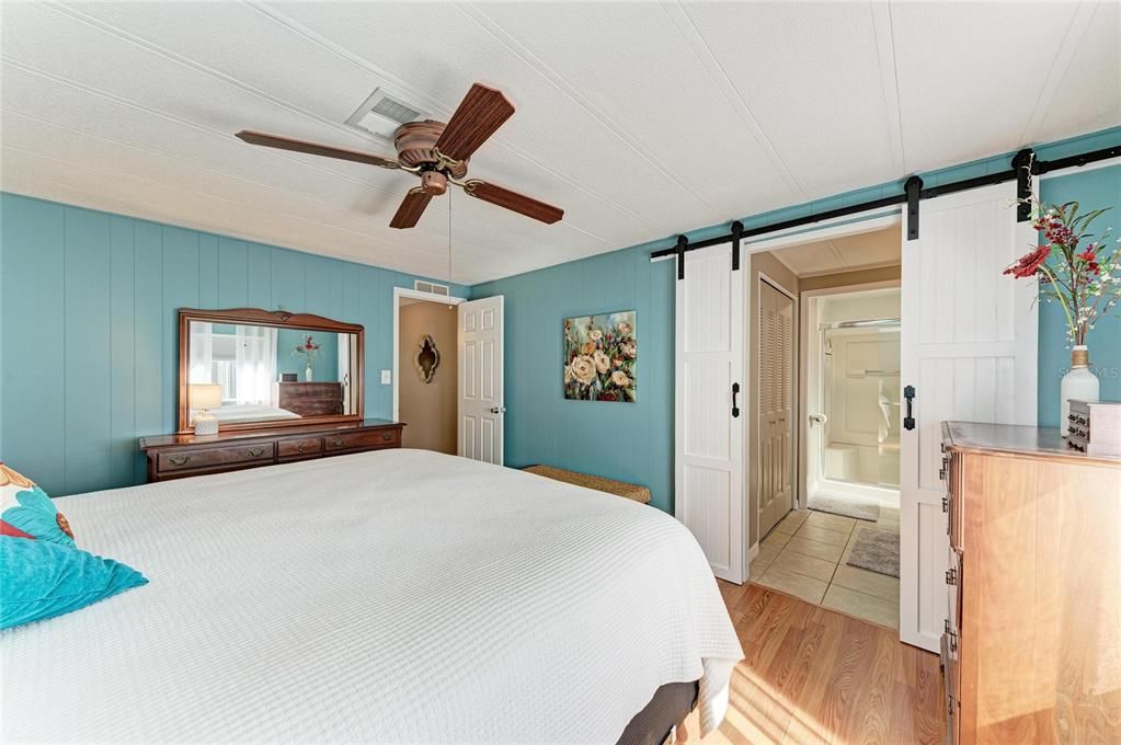 合同活跃: $189,700 (2 贝兹, 2 浴室, 1056 平方英尺)