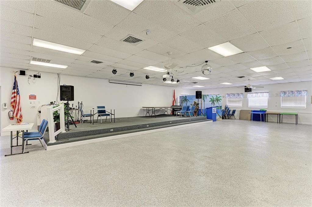 合同活跃: $189,700 (2 贝兹, 2 浴室, 1056 平方英尺)