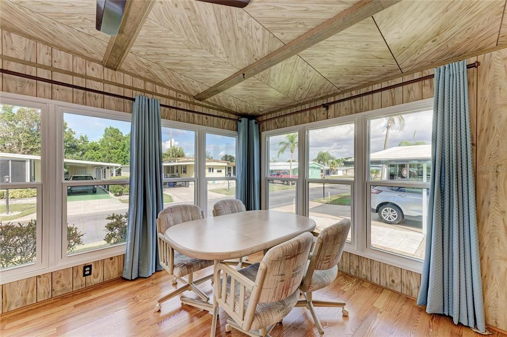 合同活跃: $189,700 (2 贝兹, 2 浴室, 1056 平方英尺)