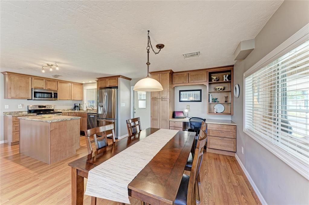 合同活跃: $189,700 (2 贝兹, 2 浴室, 1056 平方英尺)