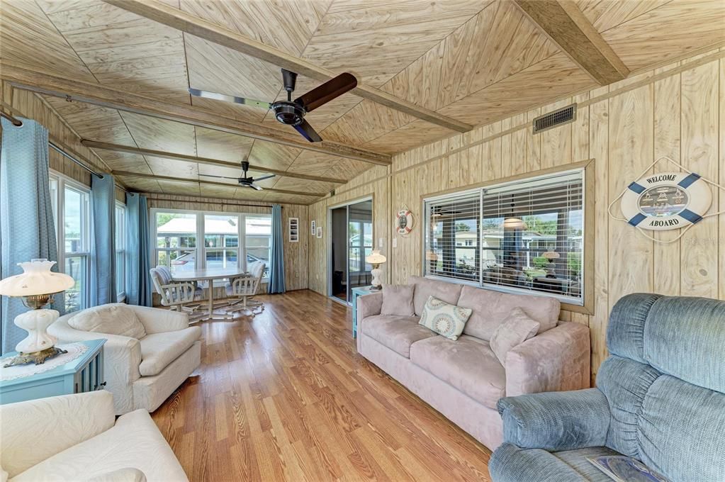 合同活跃: $189,700 (2 贝兹, 2 浴室, 1056 平方英尺)