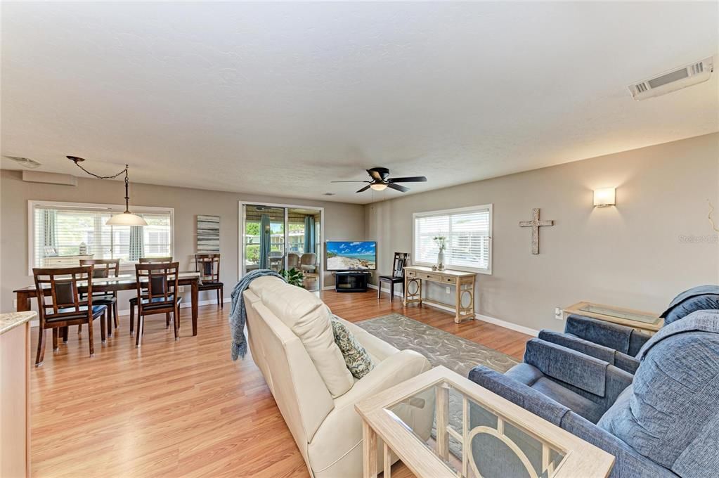 合同活跃: $189,700 (2 贝兹, 2 浴室, 1056 平方英尺)