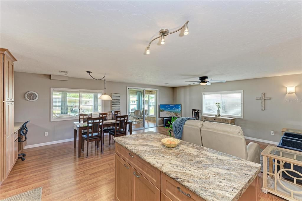 合同活跃: $189,700 (2 贝兹, 2 浴室, 1056 平方英尺)