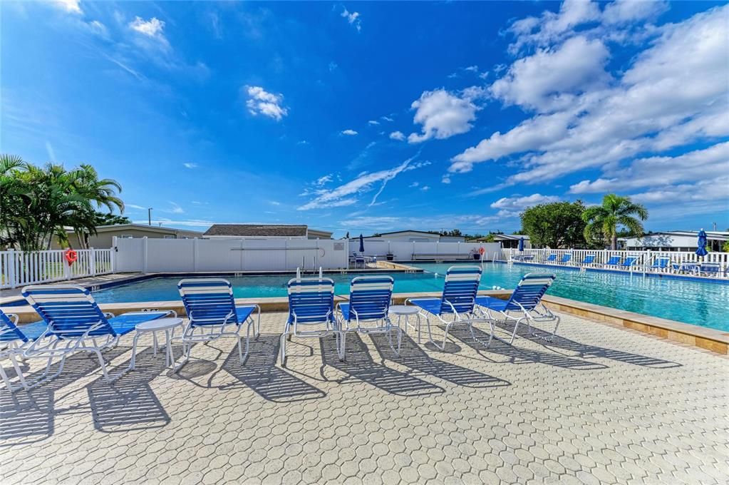 合同活跃: $189,700 (2 贝兹, 2 浴室, 1056 平方英尺)