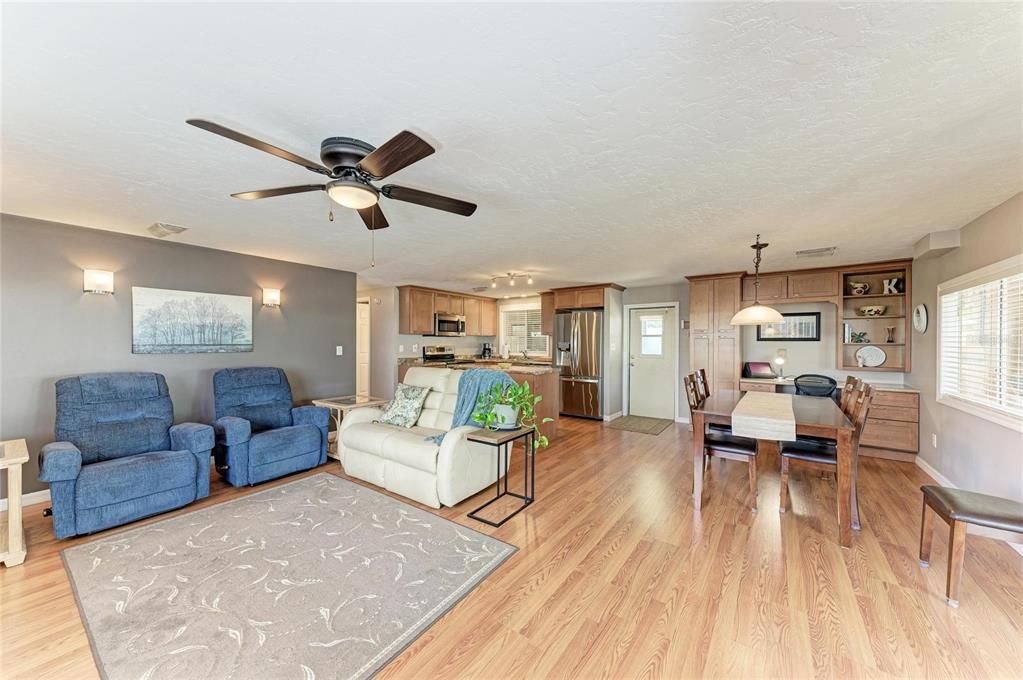 合同活跃: $189,700 (2 贝兹, 2 浴室, 1056 平方英尺)