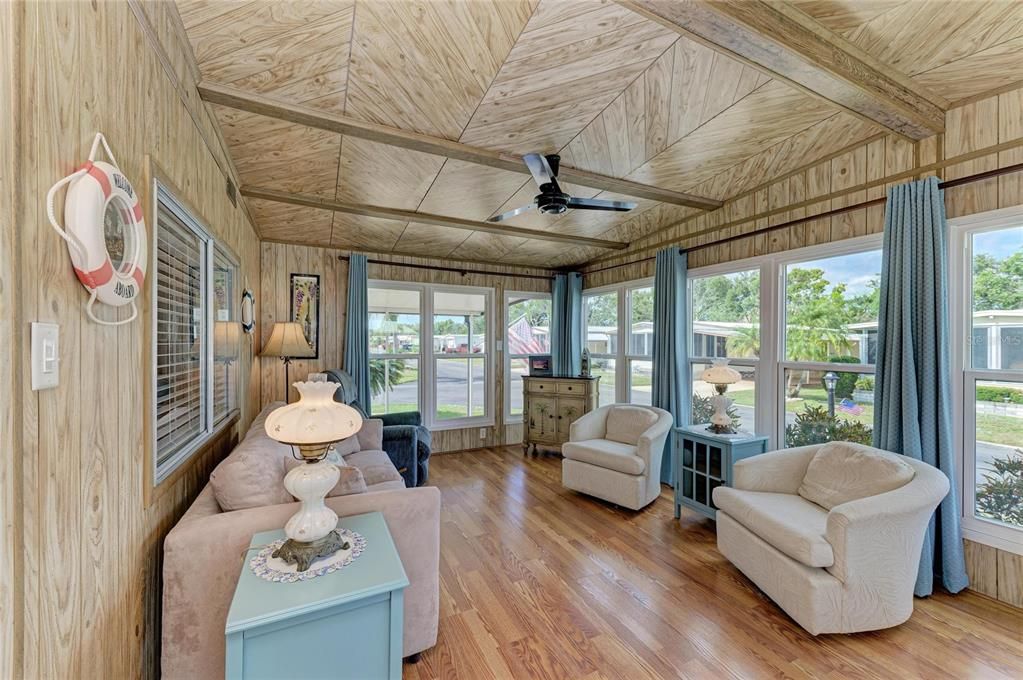 合同活跃: $189,700 (2 贝兹, 2 浴室, 1056 平方英尺)