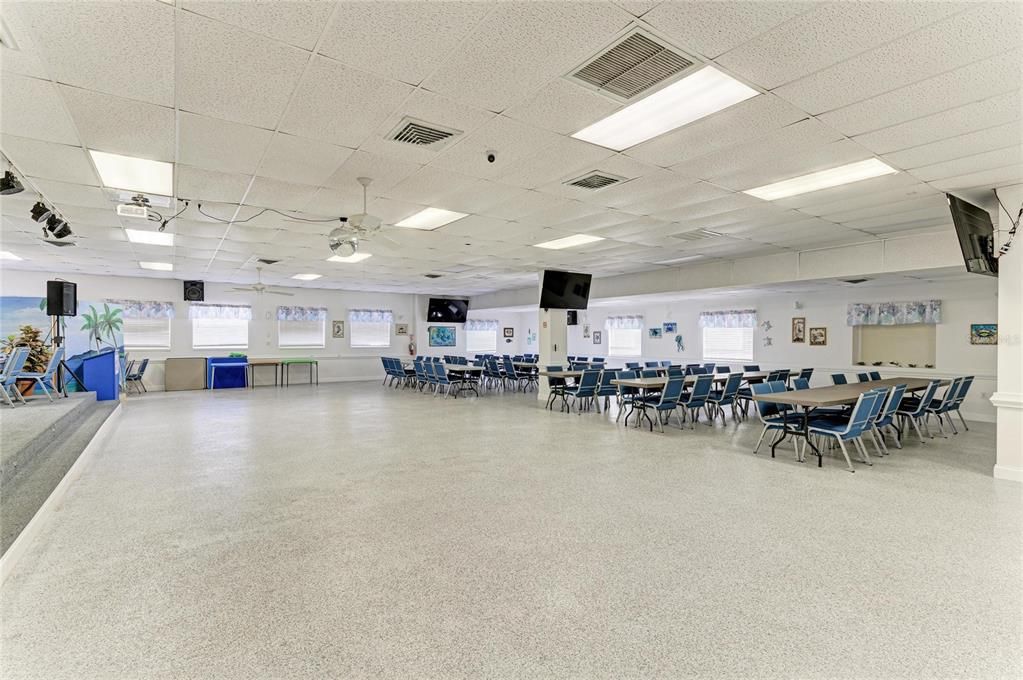 合同活跃: $189,700 (2 贝兹, 2 浴室, 1056 平方英尺)