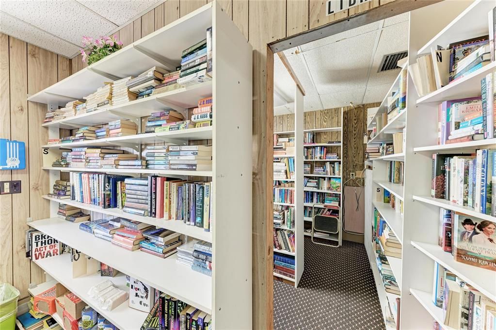 合同活跃: $189,700 (2 贝兹, 2 浴室, 1056 平方英尺)