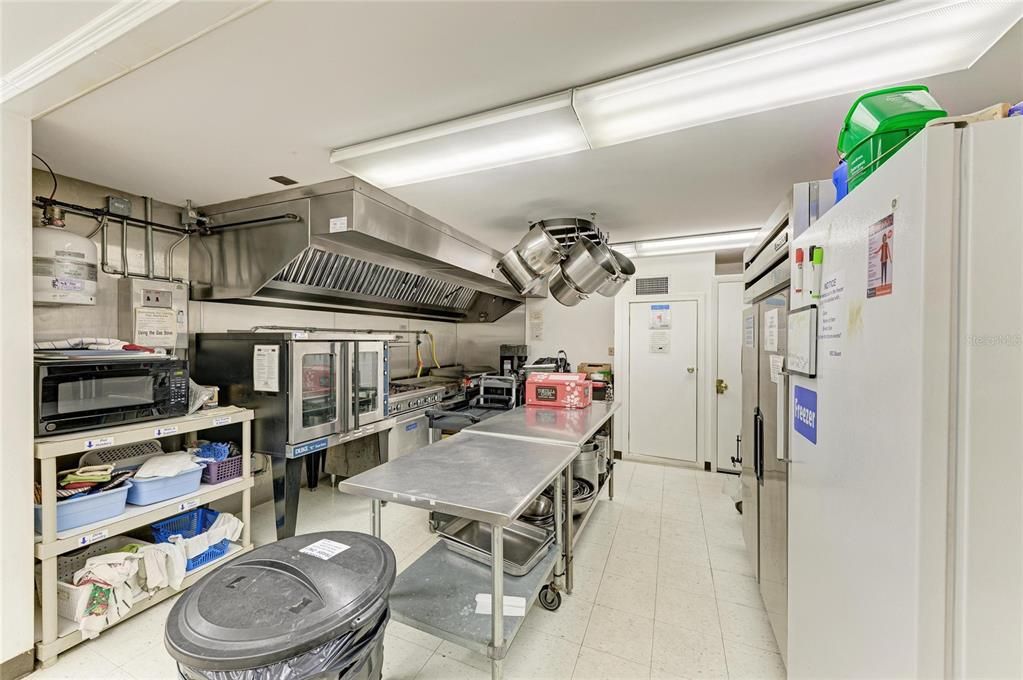 合同活跃: $189,700 (2 贝兹, 2 浴室, 1056 平方英尺)