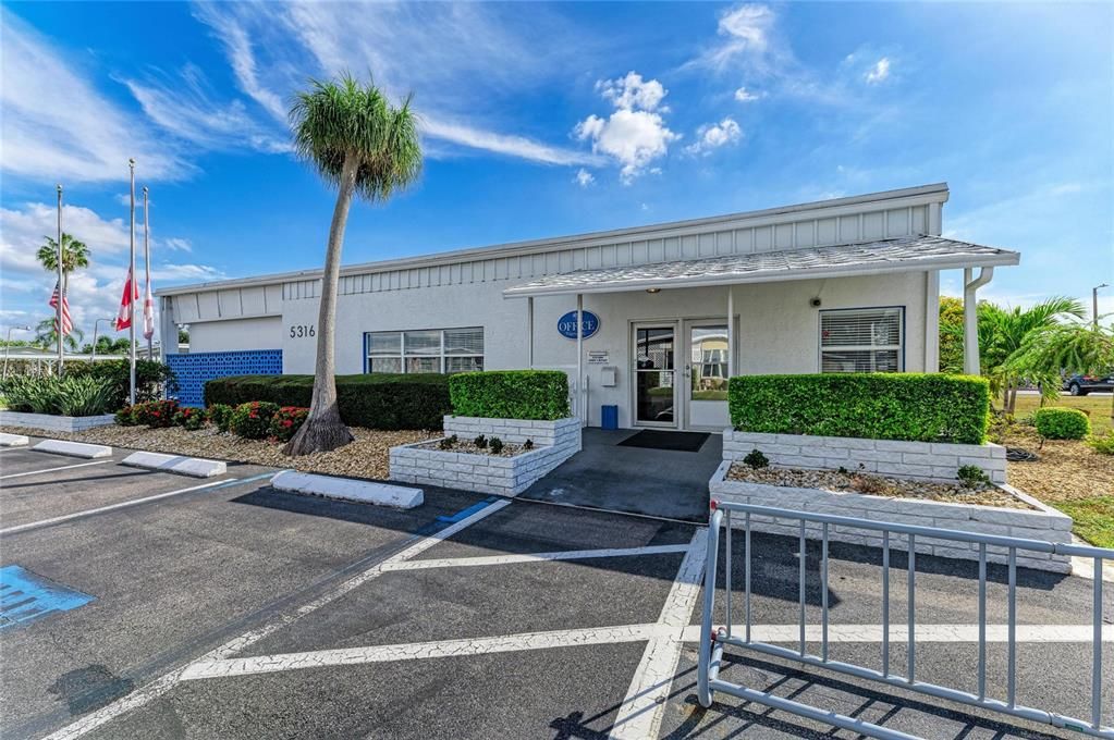 合同活跃: $189,700 (2 贝兹, 2 浴室, 1056 平方英尺)