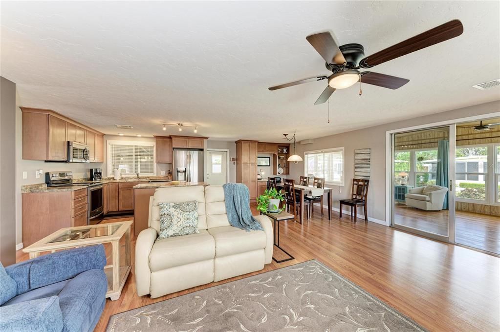 合同活跃: $189,700 (2 贝兹, 2 浴室, 1056 平方英尺)