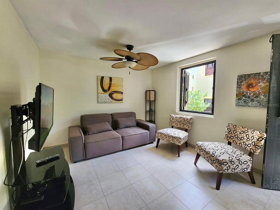 出租: $1,750 (1 贝兹, 1 浴室, 700 平方英尺)