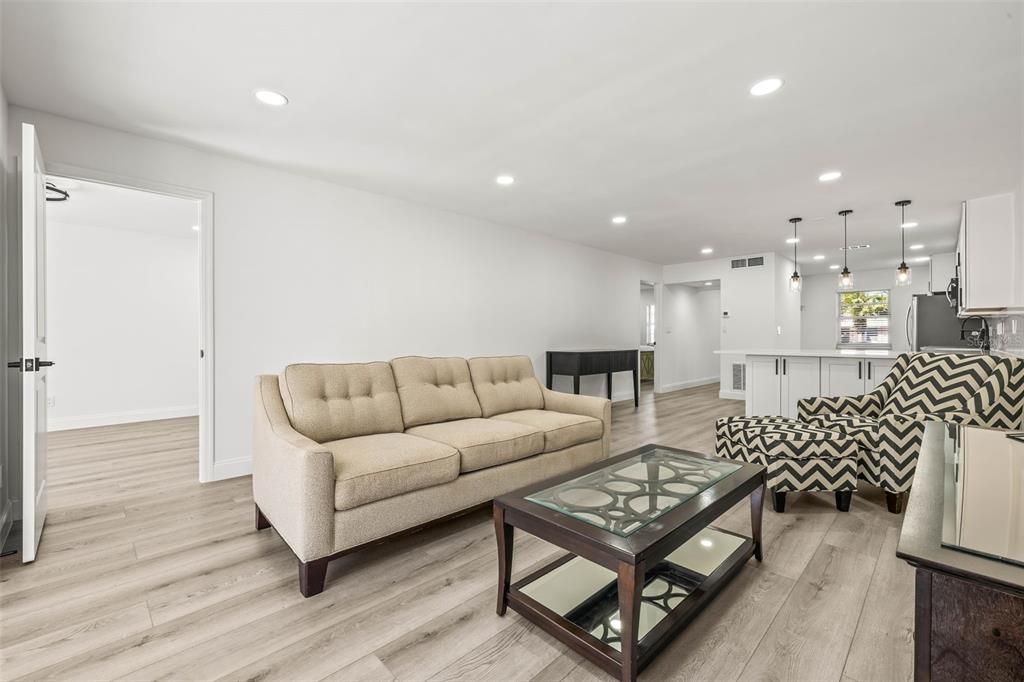 Active With Contract: $269,000 (2 beds, 2 baths, 1150 Square Feet)