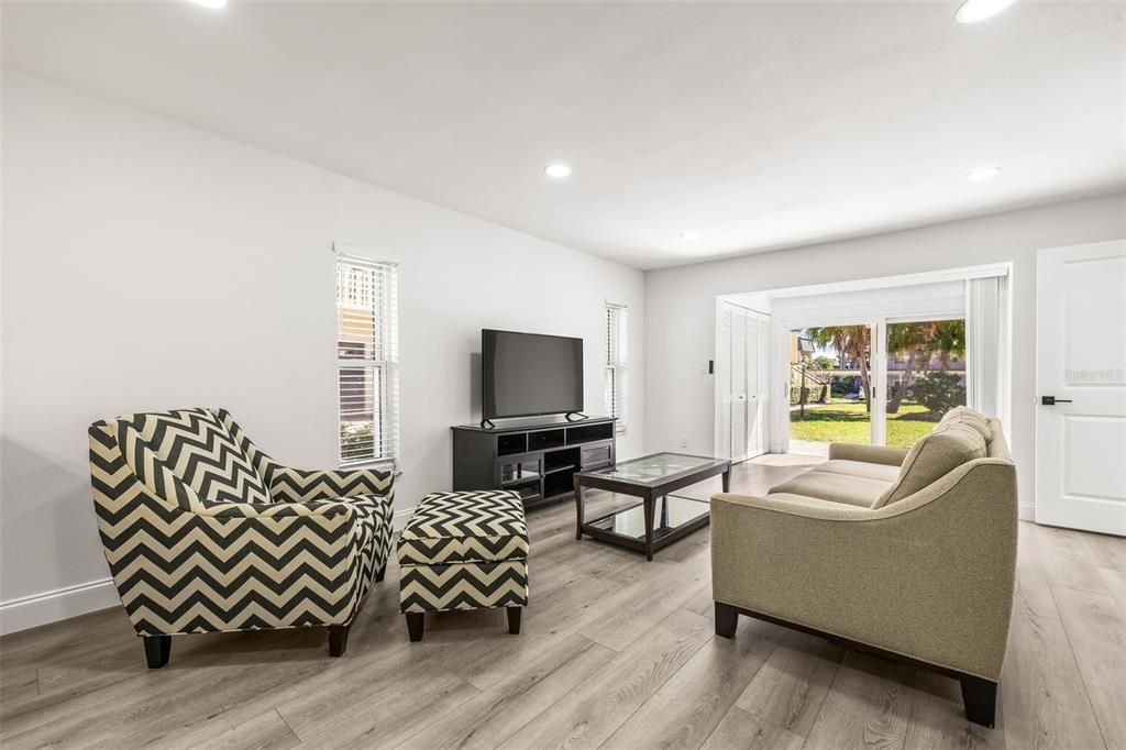 Active With Contract: $269,000 (2 beds, 2 baths, 1150 Square Feet)