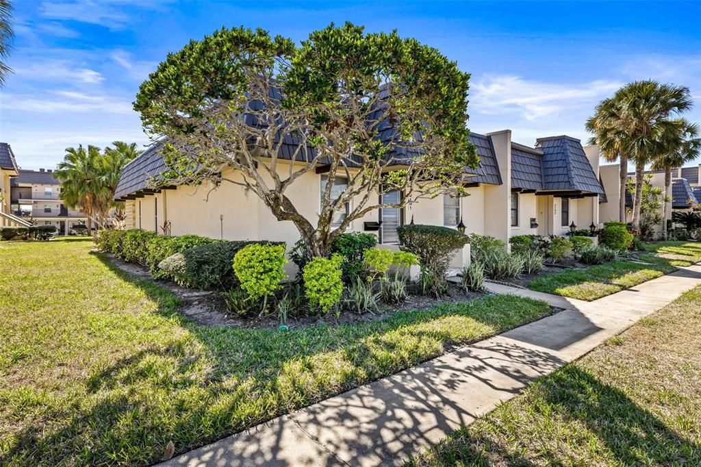 Active With Contract: $269,000 (2 beds, 2 baths, 1150 Square Feet)