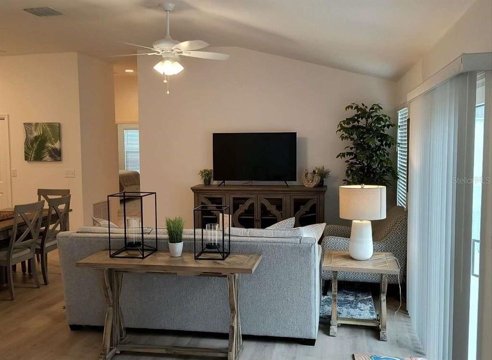 For Sale: $339,900 (2 beds, 2 baths, 1206 Square Feet)