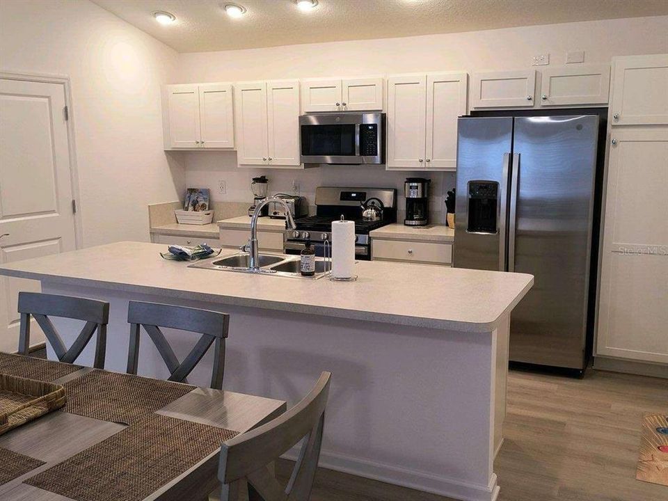 For Sale: $339,900 (2 beds, 2 baths, 1206 Square Feet)