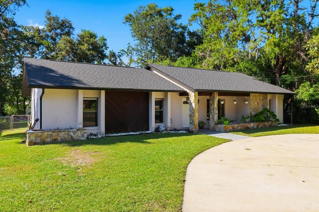 合同活跃: $260,000 (4 贝兹, 3 浴室, 2100 平方英尺)