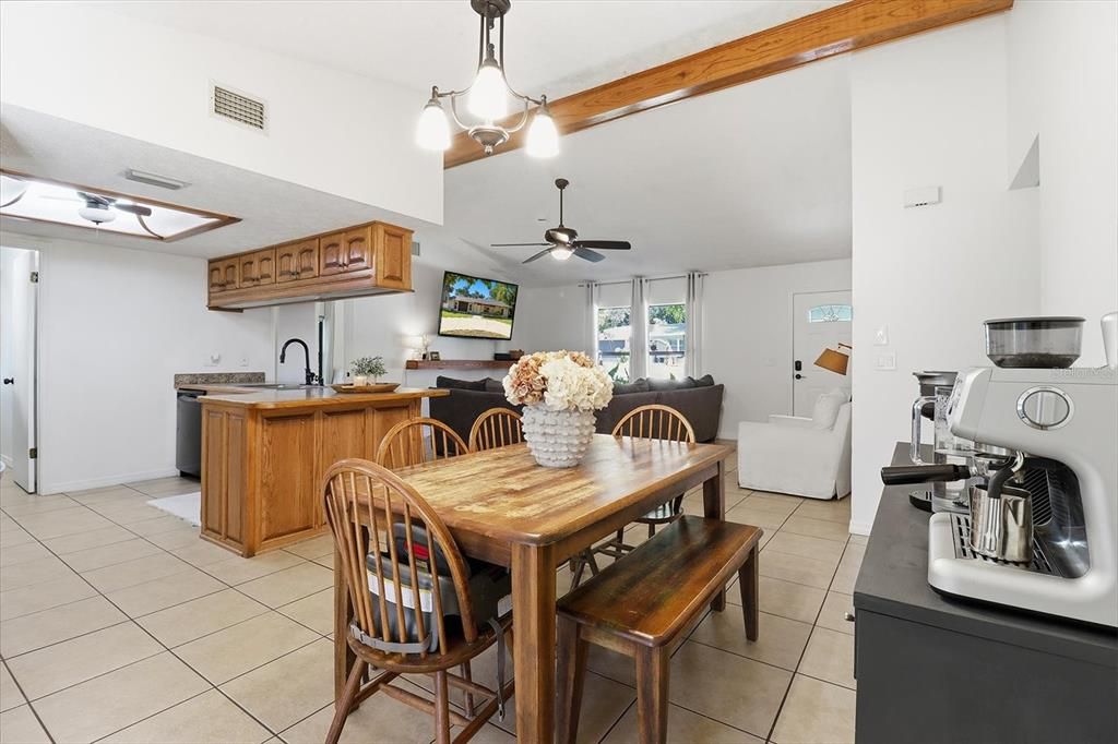 合同活跃: $260,000 (4 贝兹, 3 浴室, 2100 平方英尺)