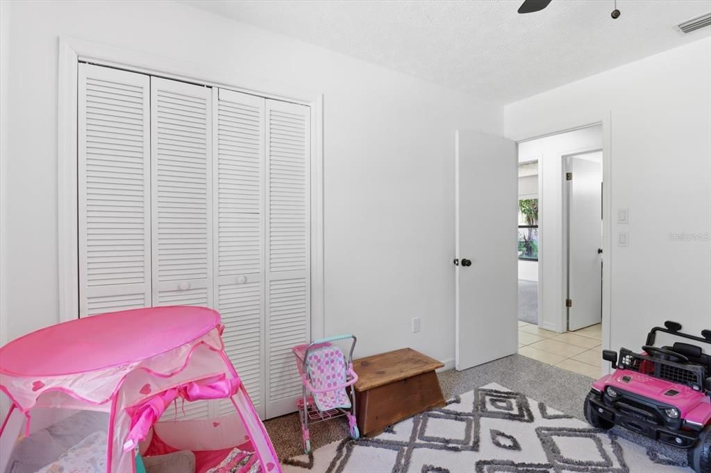 合同活跃: $260,000 (4 贝兹, 3 浴室, 2100 平方英尺)