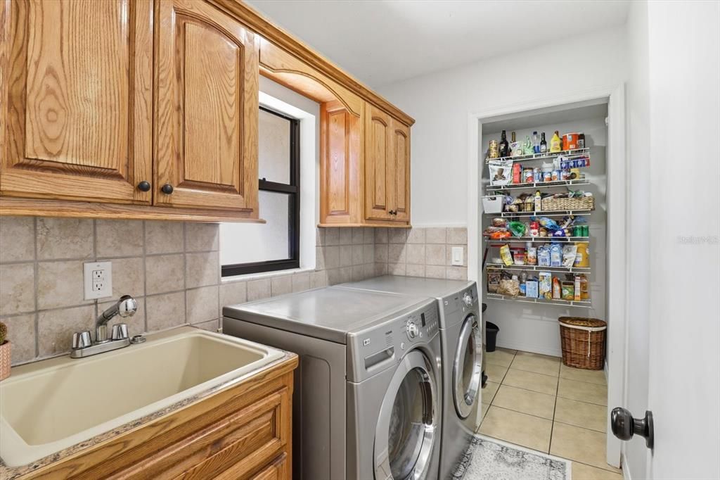 合同活跃: $260,000 (4 贝兹, 3 浴室, 2100 平方英尺)