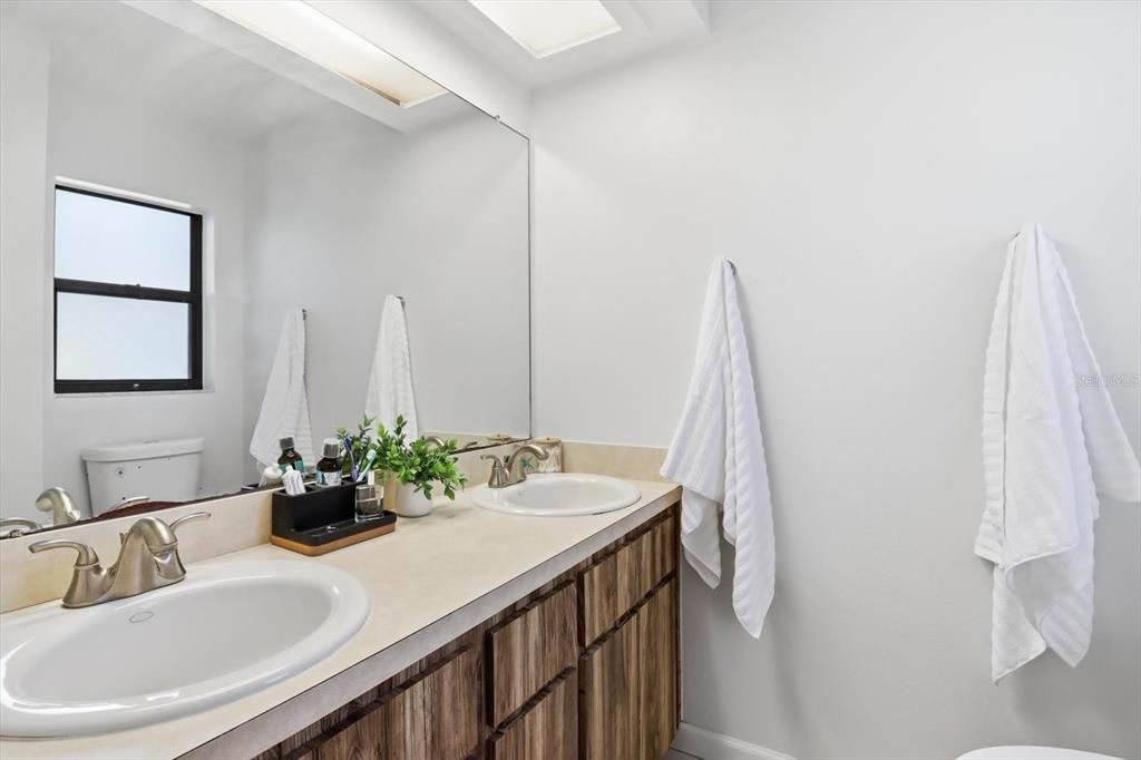 合同活跃: $260,000 (4 贝兹, 3 浴室, 2100 平方英尺)