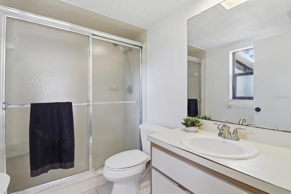 合同活跃: $260,000 (4 贝兹, 3 浴室, 2100 平方英尺)