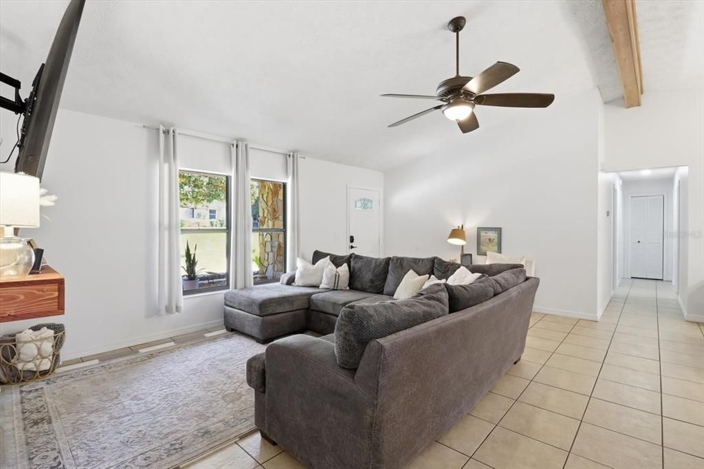 合同活跃: $260,000 (4 贝兹, 3 浴室, 2100 平方英尺)