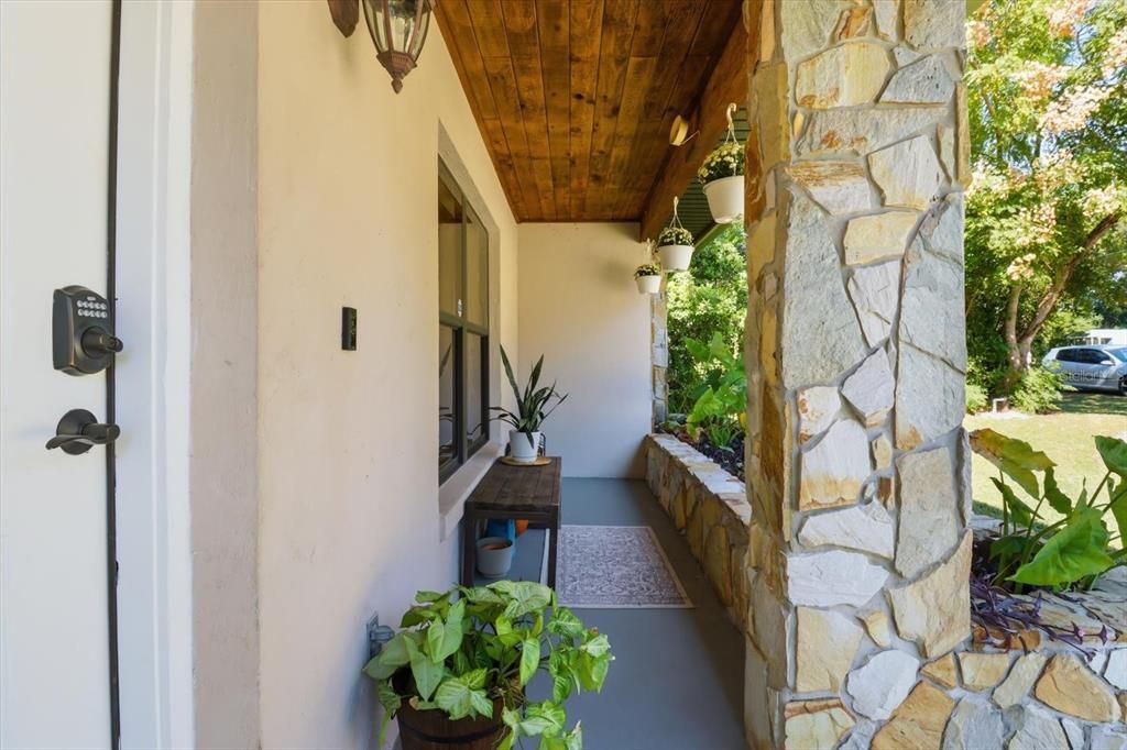 合同活跃: $260,000 (4 贝兹, 3 浴室, 2100 平方英尺)