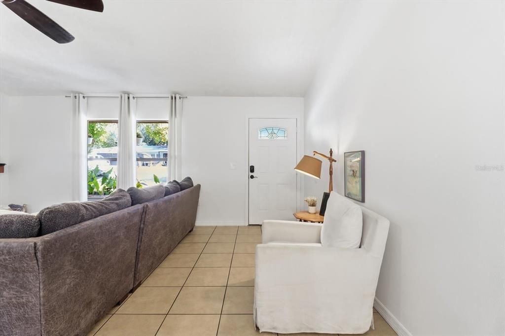 合同活跃: $260,000 (4 贝兹, 3 浴室, 2100 平方英尺)