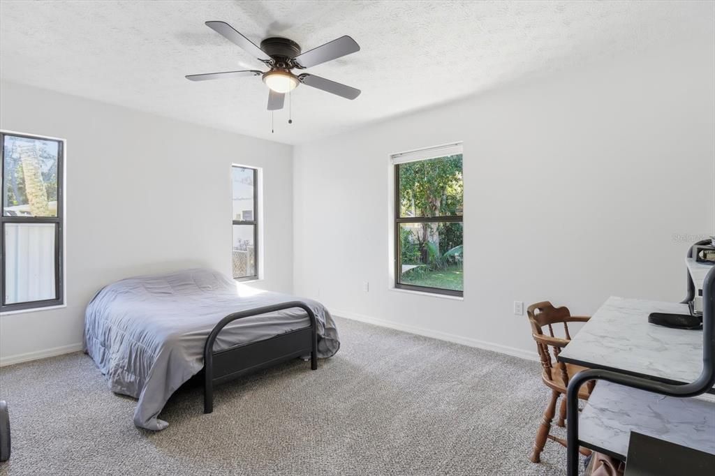 合同活跃: $260,000 (4 贝兹, 3 浴室, 2100 平方英尺)