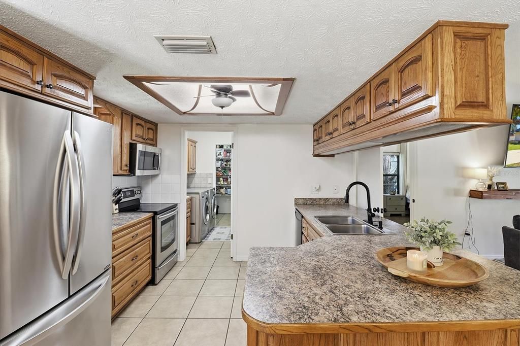 合同活跃: $260,000 (4 贝兹, 3 浴室, 2100 平方英尺)